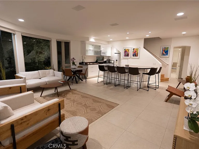 558 Cliff Dr — Photo 7