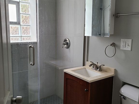 2nd image of 826 W Cuyler Ave APT 411
