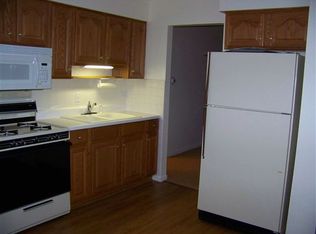 7517 Country Ln APT 2W, Darien, IL