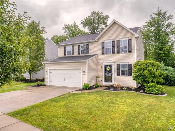 6143 Woodford Dr, Lake View, NY 14085