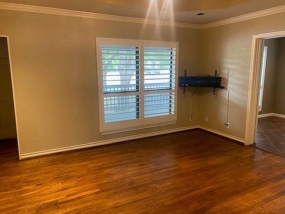 3rd image of 5012 Calmont Ave