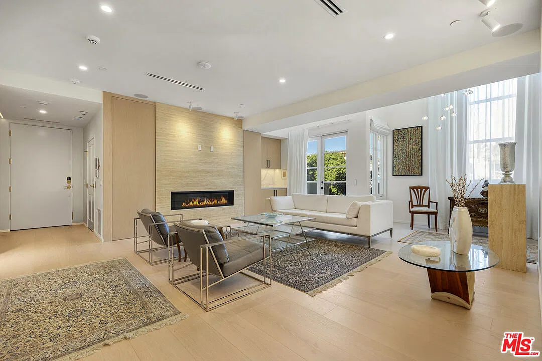 3 bed, 4.5 bath, 3266 sqft, $21,500 — Photo 2