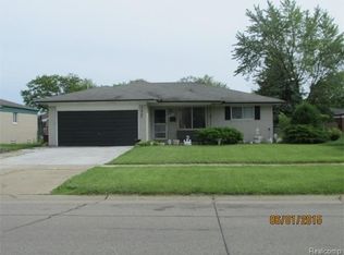 2952 Fox Hill Dr, Sterling Heights, MI 48310