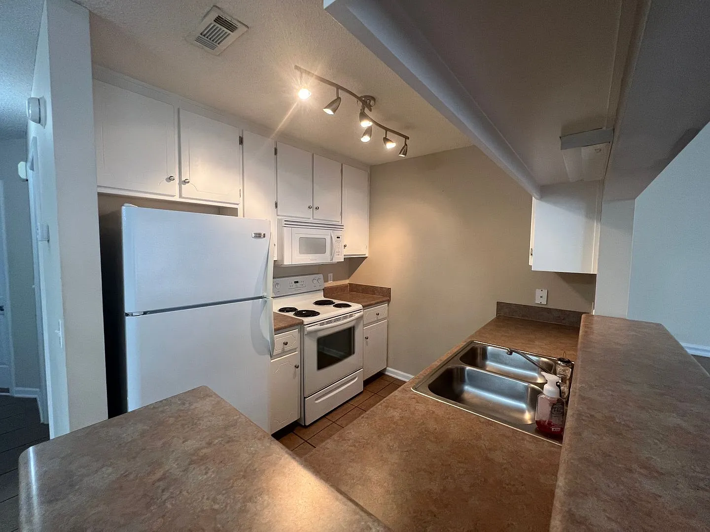 205 Wakefield Way, Enterprise — Photo 3