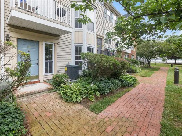 86 Cottonwood St, Jersey City, NJ 07305