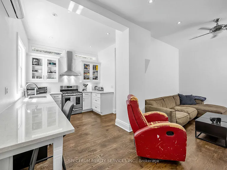 29 Raglan Ave — Photo 12