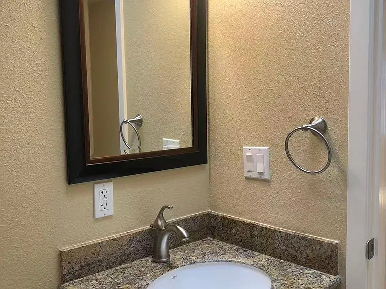 920 Rockdale Dr — Photo 11
