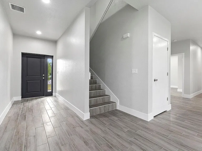 1351 SW Don Ct — Photo 2