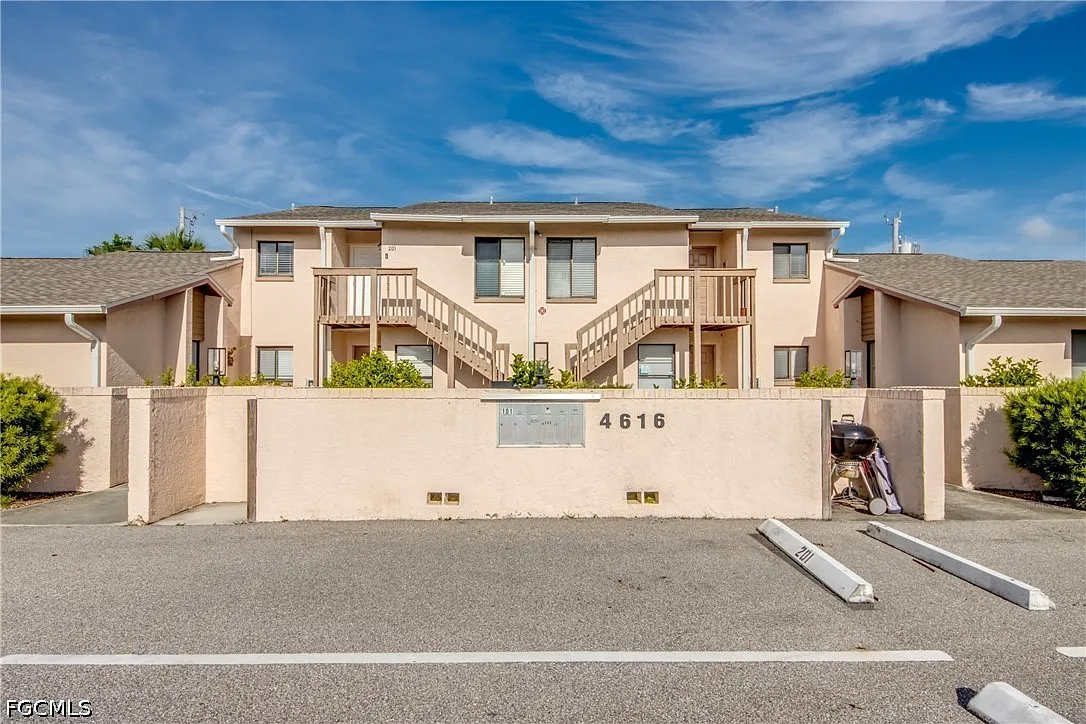 2 bed, 1.0 bath, 818 sqft, $1,200 — Photo 1