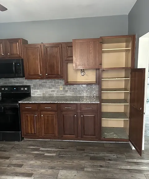 Kitchen w/pantry