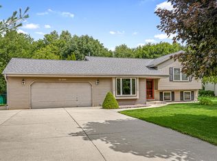 N28W22320 Foxwood Ln, Waukesha, WI 53186