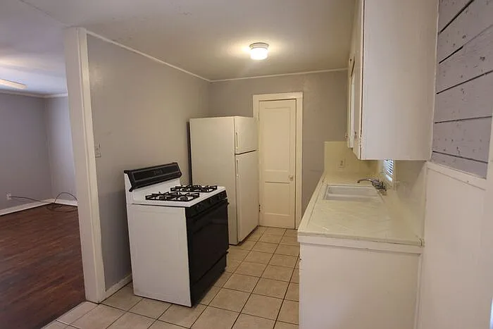 518 W Charnwood St #A — Photo 5