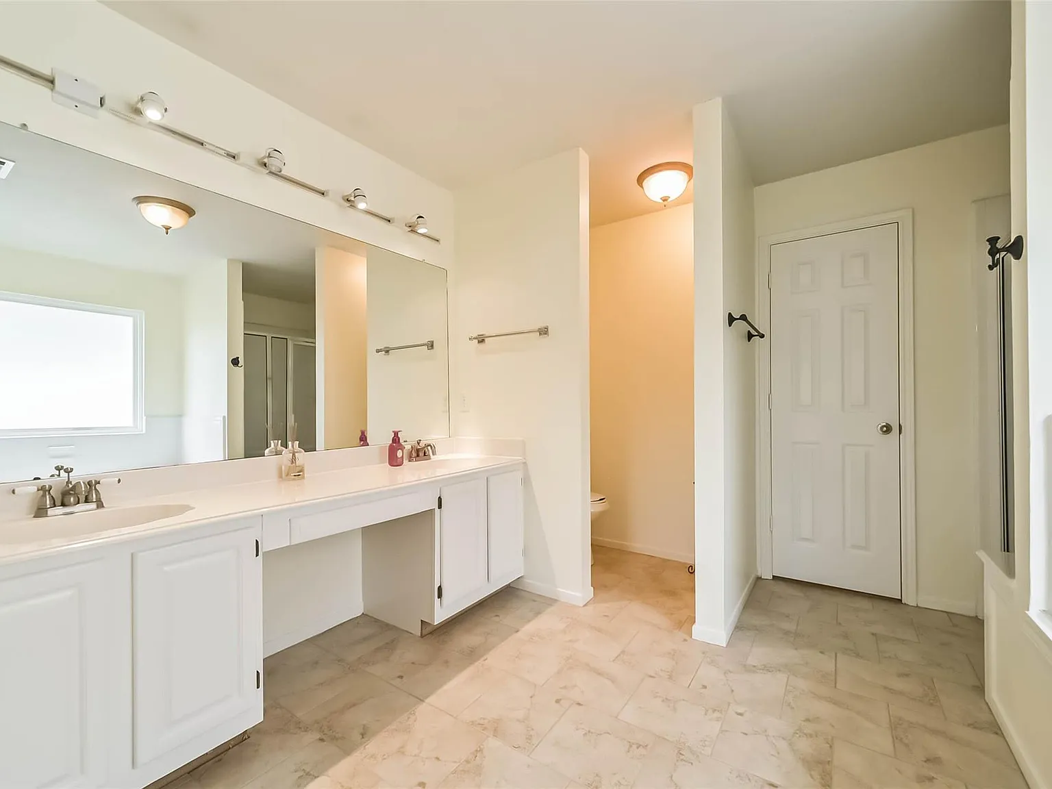4 bed, 2.5 bath, 2687 sqft, $2,300 — Photo 4