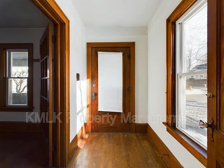 524 Allyn St — Photo 7