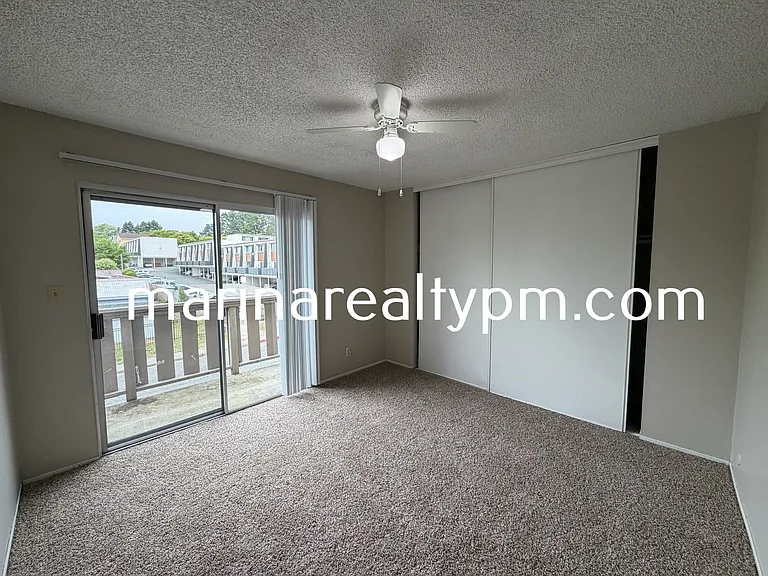 Sharis Apartments — Photo 16