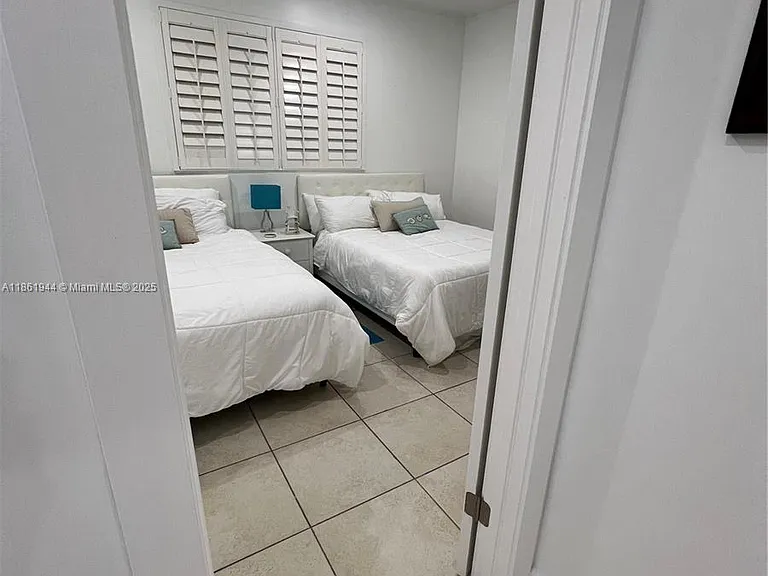 7760 Aviation Blvd — Photo 30