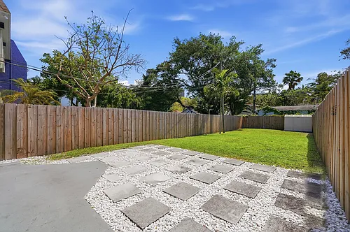 622 SW 7th Ave Photo 1