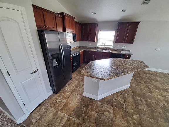 3rd image of 637 James Ct