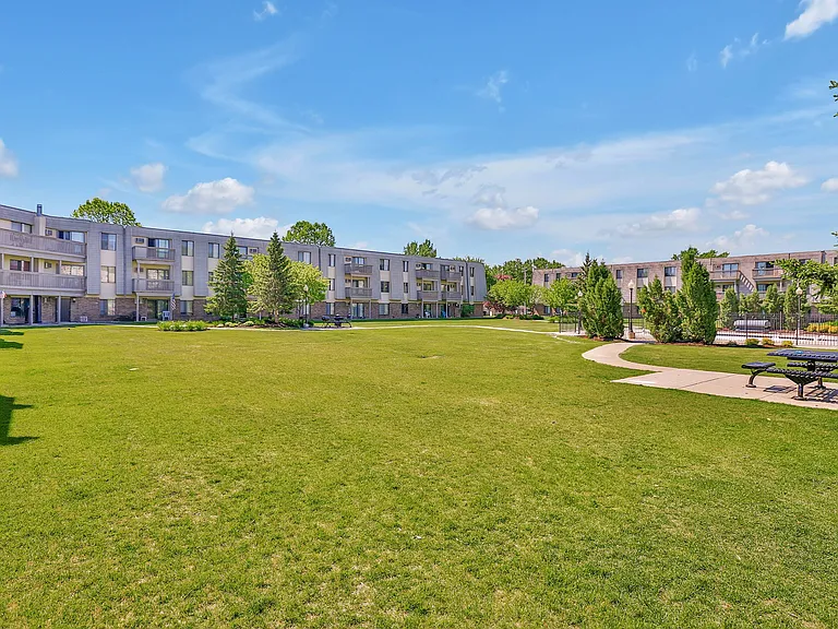 Eagle Pointe Community & Picnic Table