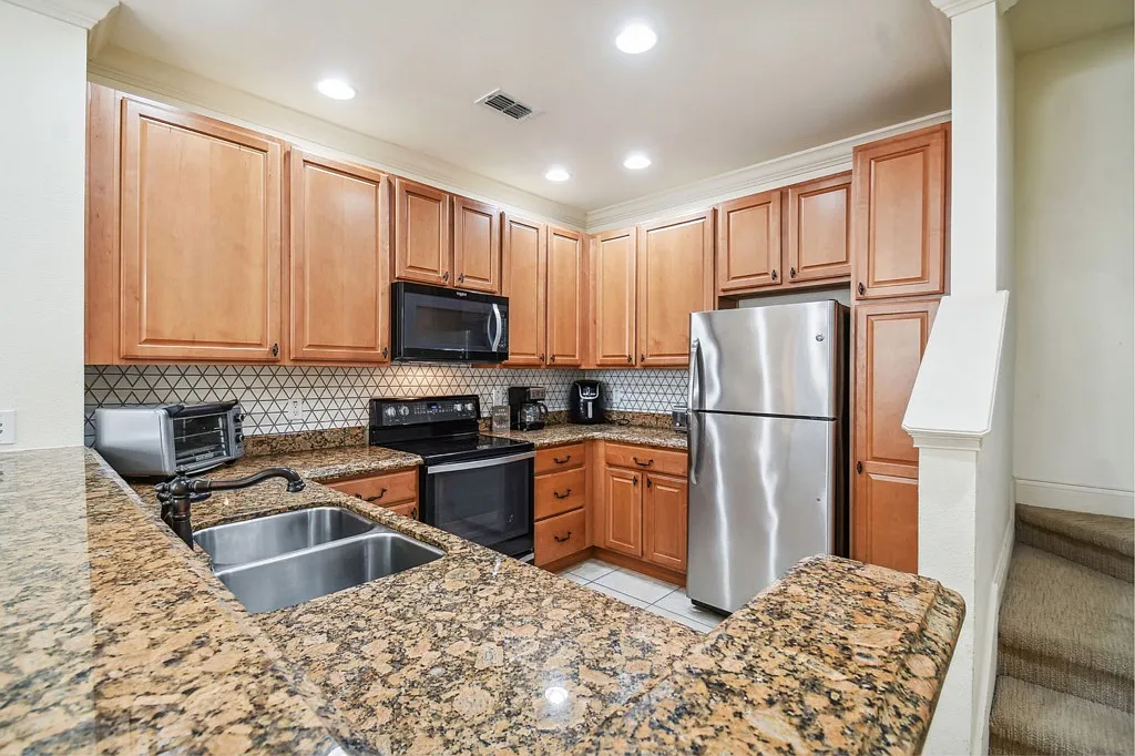 Inviting 3-Bed Home with Modern Amenities — Photo 3