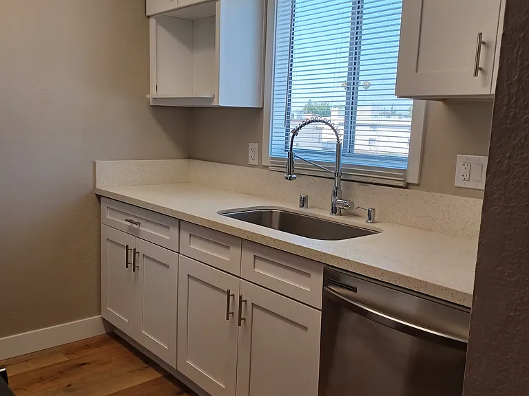 Roscoe Apartments — Photo 9