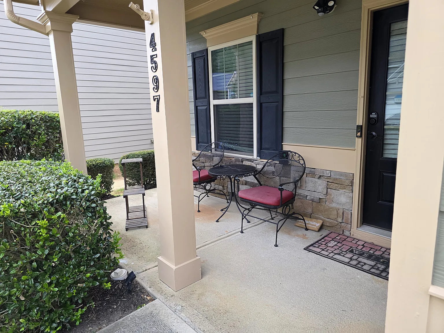 4 bed, 2600 sqft, $2,850 — Photo 2