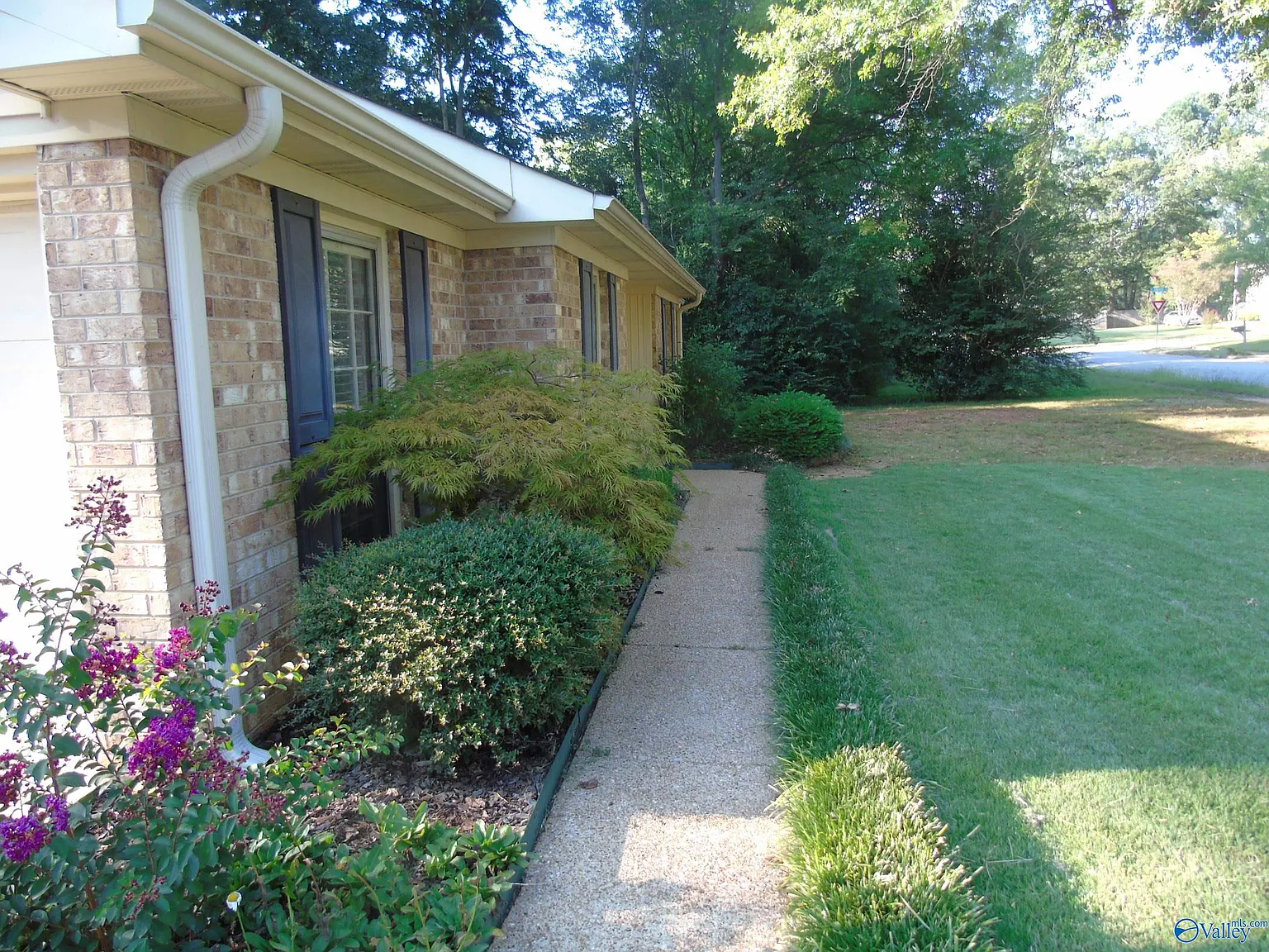 3 bed, 2.0 bath, 1857 sqft, $1,795 — Photo 2