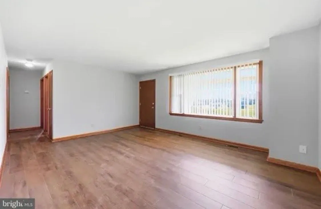 3 bed, 2.0 bath, 1300 sqft, $2,500 — Photo 3