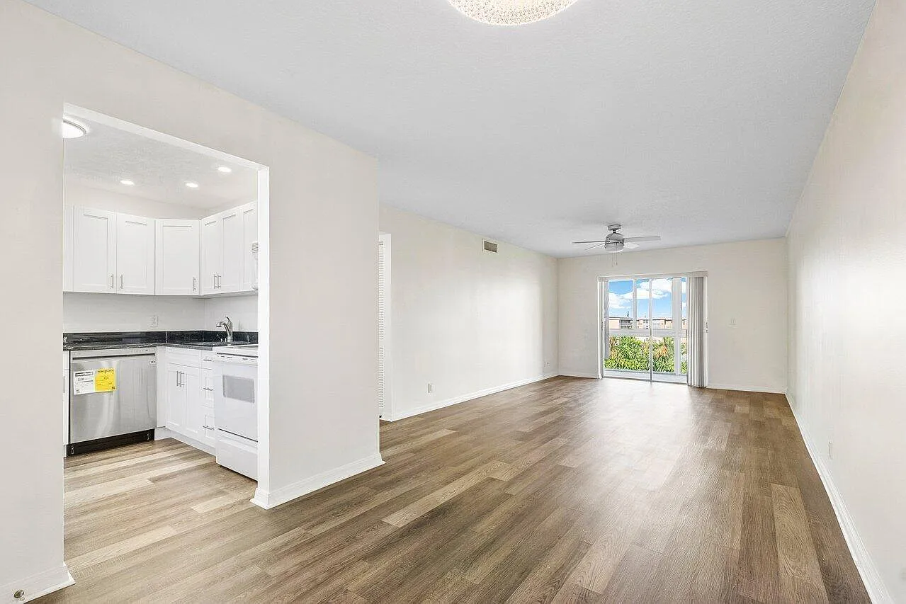 1 bed, 1.5 bath, 754 sqft, $1,495 — Photo 4