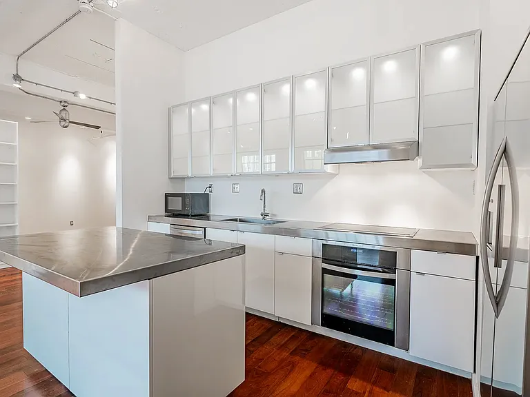 1314 NW Irving St #202 — Photo 4