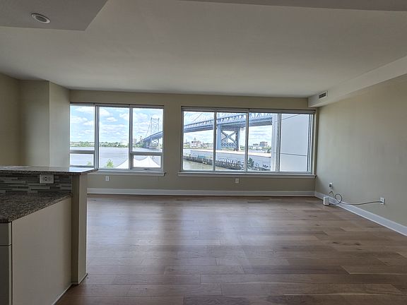 5th image of 252 N Christopher Columbus Blvd #407