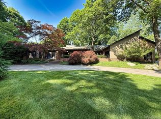 275 Pine Ridge Dr, Bloomfield Hills, MI 48304