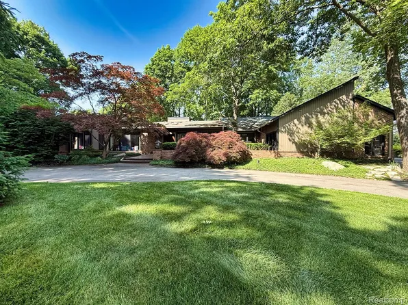 275 Pine Ridge Dr, Bloomfield Hills, MI 48304