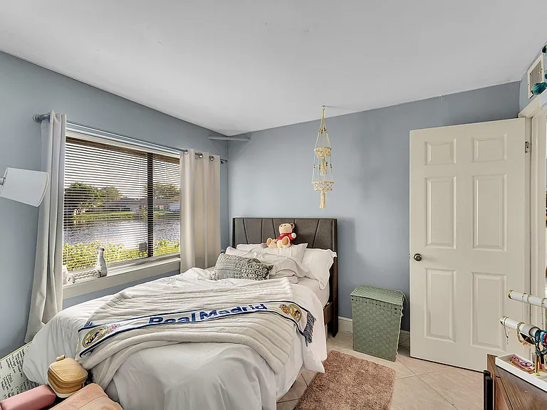 261 Wimbledon Lake Dr — Photo 10