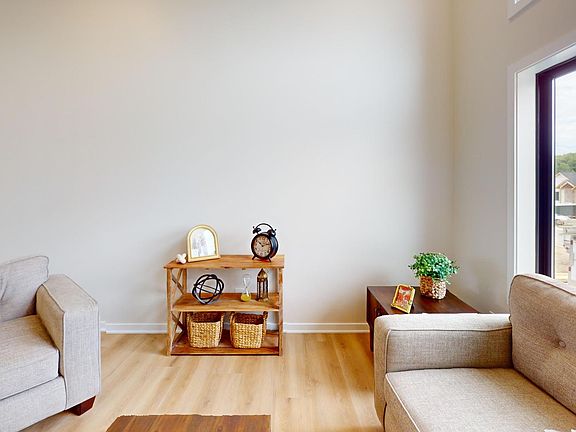 4th image of 623 7th Ave NE