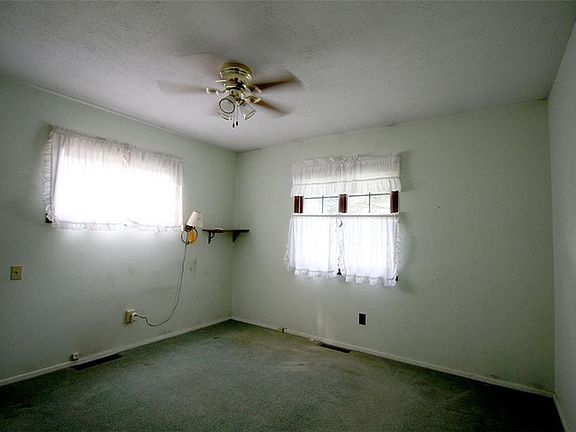 4th image of 215 Jananna Dr