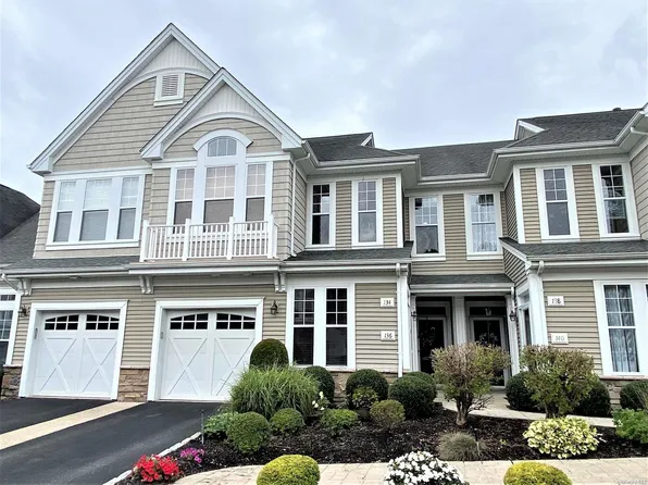 136 Symphony Drive #136, Lake Grove, NY 11755