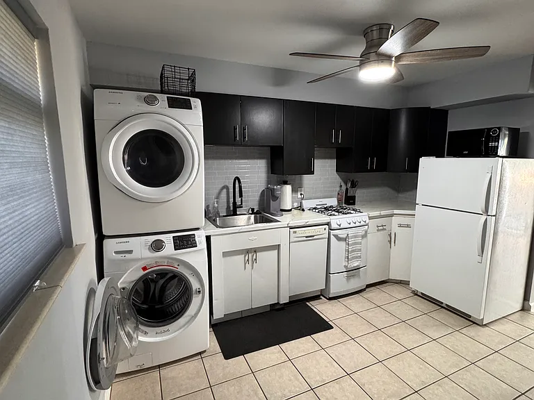 Full Size Laundry in Kitchen - Dishwasher/Gas Stove/Full Size Fridge