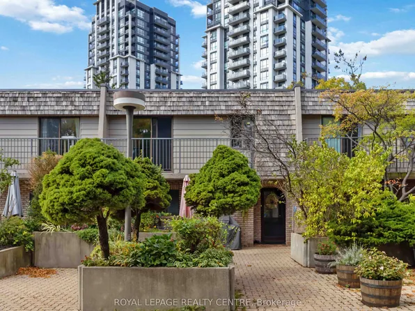 1330 Mississauga Valley Blvd #34, Mississauga, ON L5A 3T1