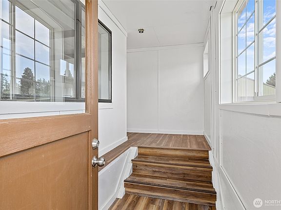 2nd image of 970 W Garfield Avenue