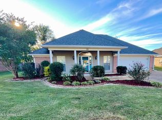 121 Live Oaks Blvd, Pearl, MS 39208