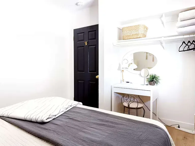 queen bedroom 3