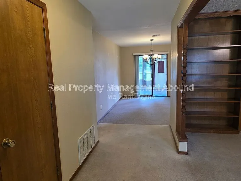 105 W Boston St — Photo 12
