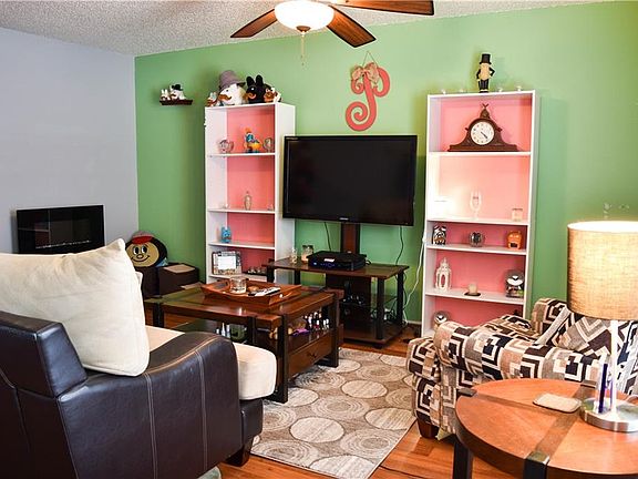 3rd image of 138 Winchester Dr
