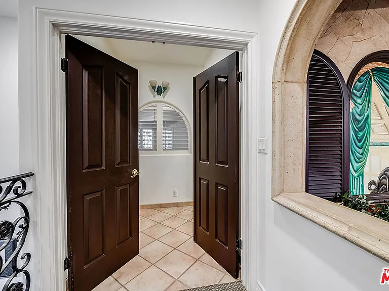 4063 Benedict Canyon Dr — Photo 41