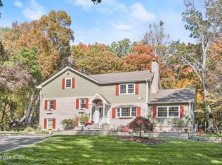 17 Barton Ln, Cos Cob, CT 06807