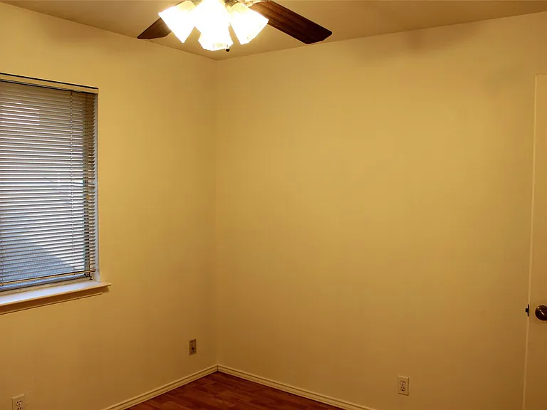 810 Minturn Ln — Photo 2