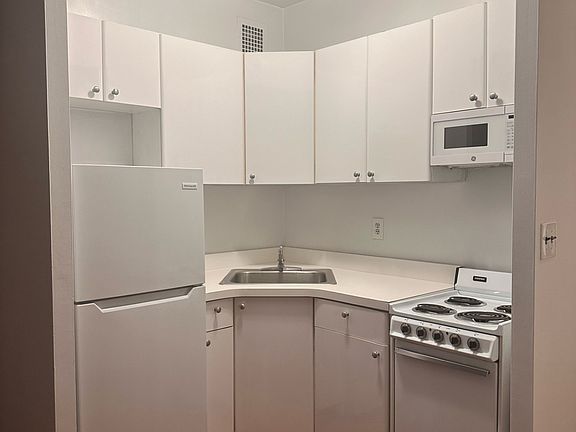 2nd image of 117 W 58th St APT 3G