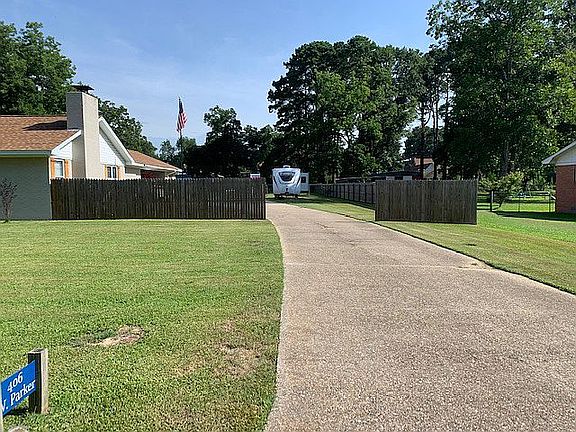 Drive into the private yard.