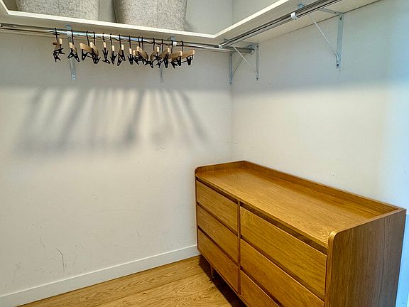5th image of 1001 Queen St #1102